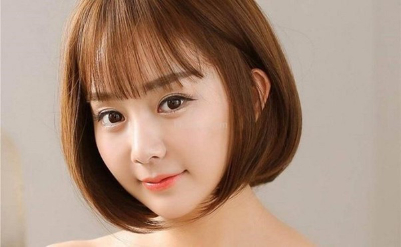 Kiểu tóc ngắn được uốn cúp phần đuôi giúp ôm trọn gương mặt