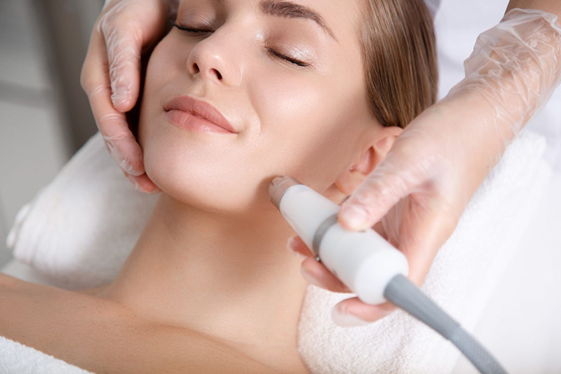 Tiến hành liệu trình laser trẻ hóa và loại bỏ lão hóa làn da