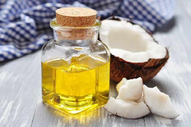 Dầu dừa không chỉ giúp làm dịu nốt mụn mà còn giúp kháng khuẩn, giảm viêm và làm mờ thâm mụn rất tốt