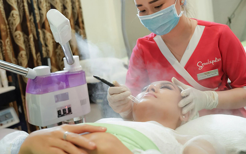 Khách hàng chăm sóc da tại SeoulSpa.Vn