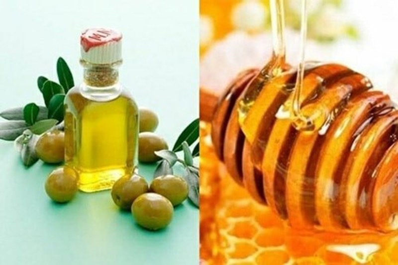 Mật ong nguyên chất làm hồng nhũ hoa với dầu oliu