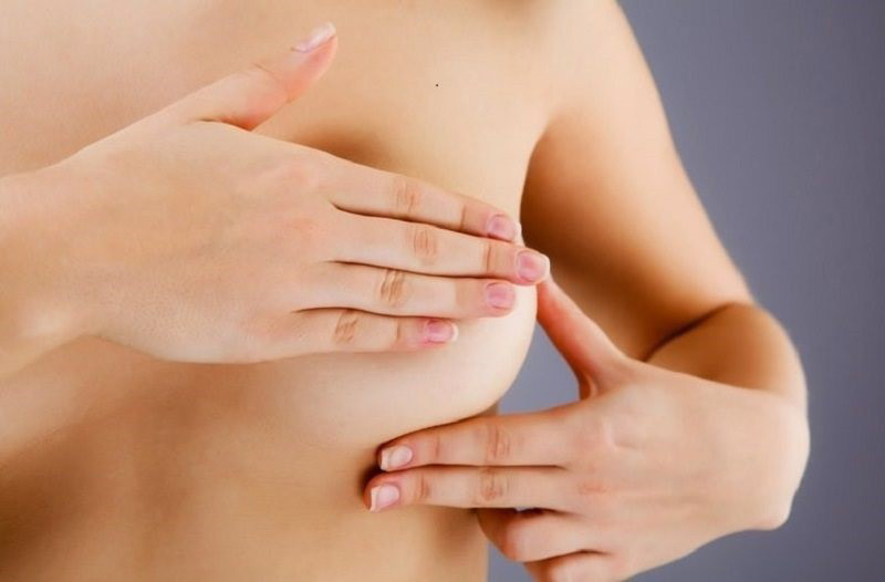 Thực hiện bôi tinh chất dầu oliu và chanh lên nhũ hoa để dưỡng chất thấm sâu