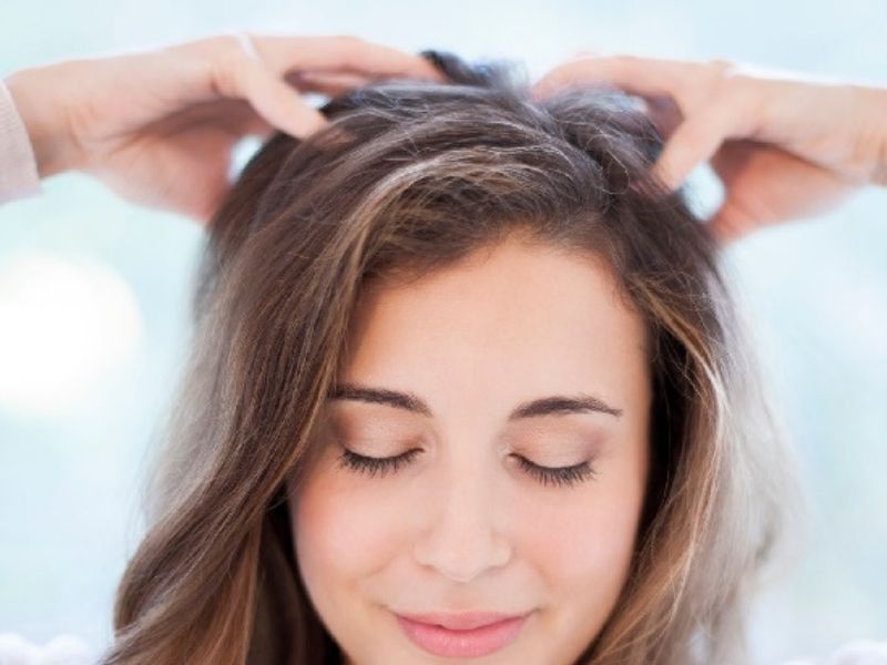 Massage da đầu có thể khiến mái tóc nhanh dài hơn