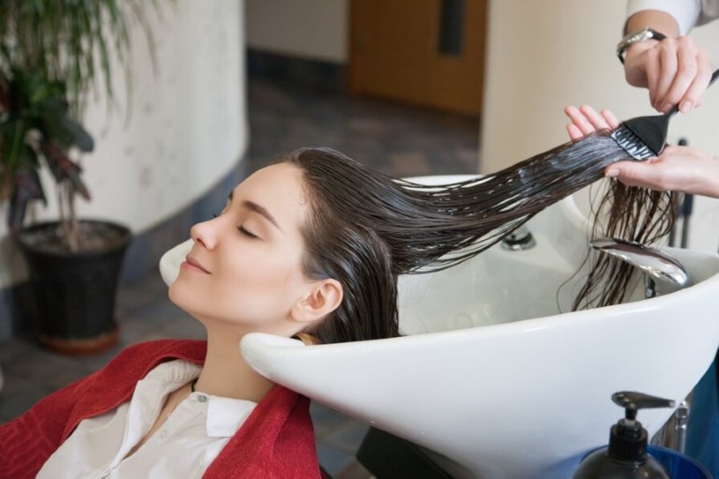 Bạn có thể dưỡng tóc tại salon để kích thích tóc mau dài