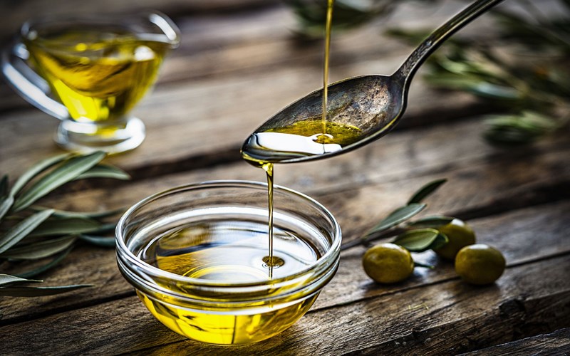 Sở hữu mái tóc bồng bềnh, mềm mượt với dầu oliu