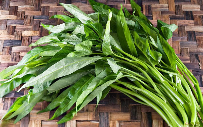 Không nên ăn rau muống sau khi lăn kim