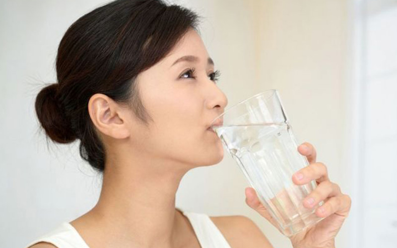 Uống đủ nước là điều kiện cần cho một làn da đẹp