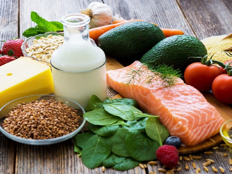 Nên bổ sung nhiều loại thực phẩm giàu dinh dưỡng để kích thích lông mày mọc