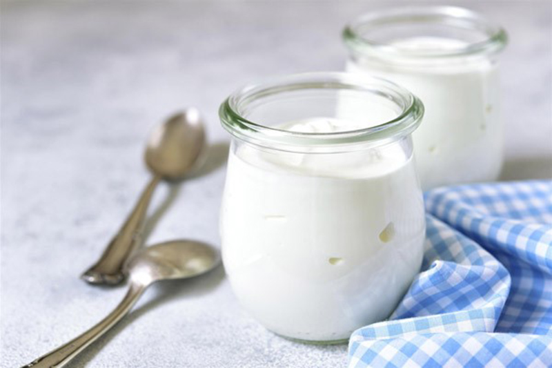 Dùng sữa chua không đường để cô bé hồng hào trở lại