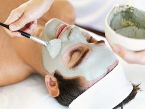 15 công thức mặt nạ trà xanh cho làn da đẹp bất ngờ Bột trà xanh và lòng trắng trứng khi kết hợp sẽ tạo ra mặt nạ se khít lỗ chân lông, giảm thâm, dưỡng trắng da