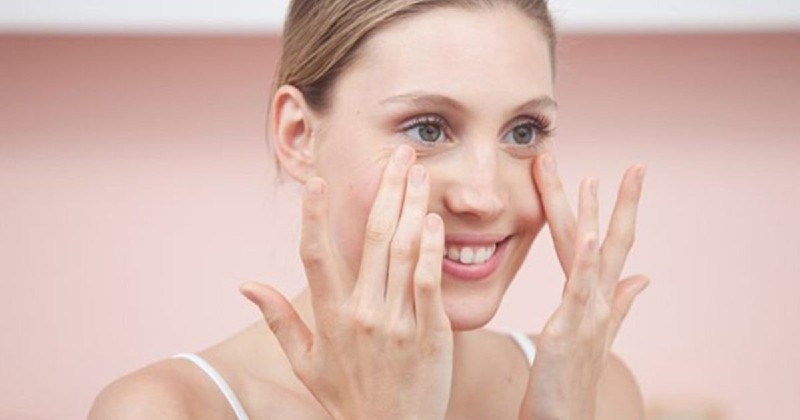 Massage khiến đôi mắt được tròn và cân xứng hơn