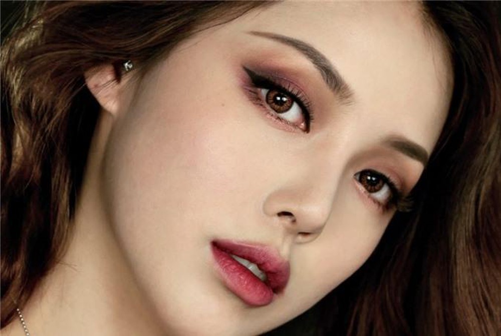 Màu chân mày xám đậm giúp gương mặt thần thái ngút ngàn