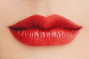Xăm môi màu gì đẹp 1 Xăm môi màu gì đẹp Màu đỏ cam là màu son thời thượng hiện nay