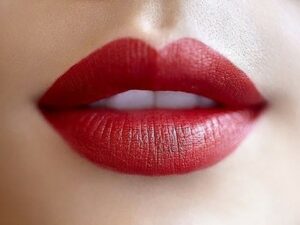 Xăm môi màu gì đẹp 3 Xăm môi màu gì đẹp Đỏ hồng là sự kết hợp hoàn hảo giữa sắc đỏ quyến rũ và sắc hồng tươi trẻ