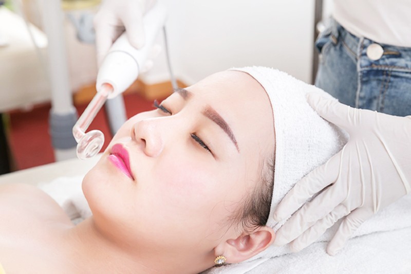 Hướng dẫn quy trình sử dụng máy hút mụn spa