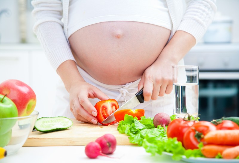 Mẹ bầu ăn gì để con mũi cao là điều mà nhiều chị em quan tâm