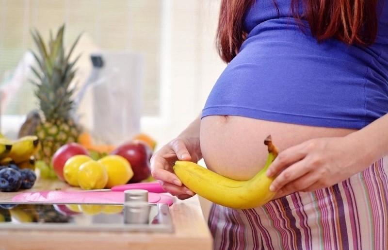 Mẹ bầu nên ăn nhiều hoa quả để cơ thể và sụn của thai nhi được phát triển tốt