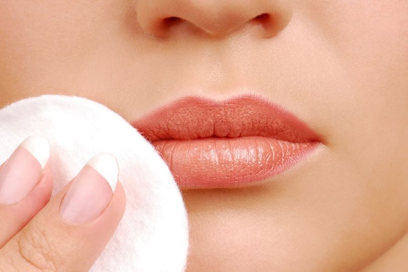 Bạn nên làm sạch đôi môi của mình kỹ càng