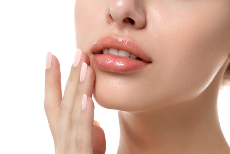 Thoa kem dưỡng là bước không thể thiếu khi đánh son