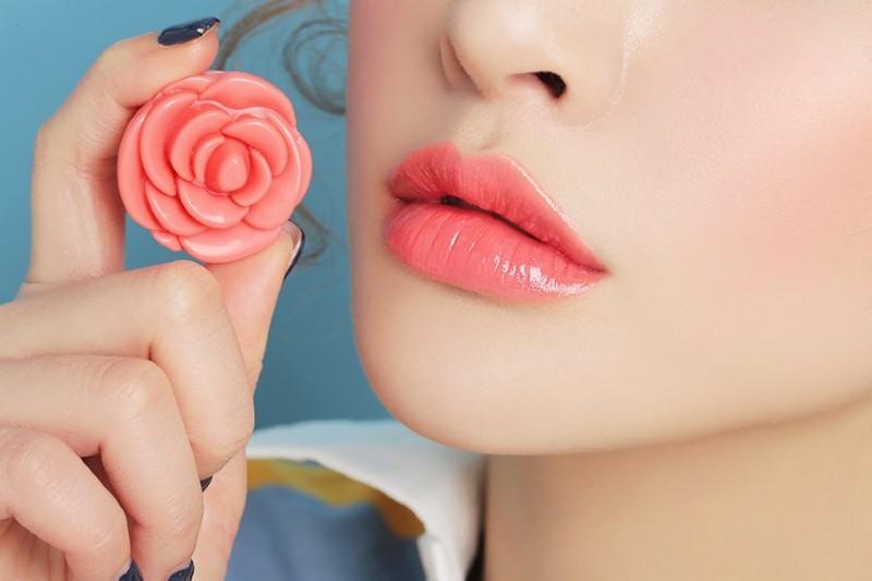 Bạn nên bảo vệ đôi môi khi tiếp xúc với ánh nắng mặt trời hay bụi bẩn