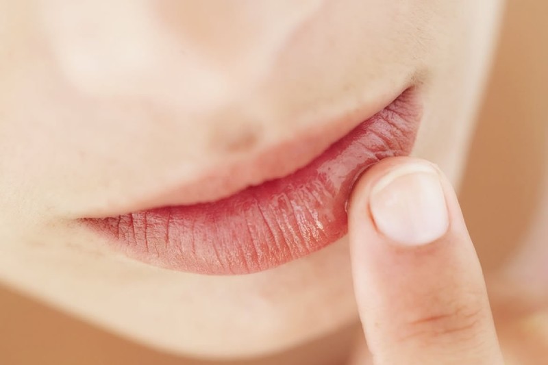 Môi màu đỏ thẫm khiến quá trình son môi lên màu ảnh hưởng