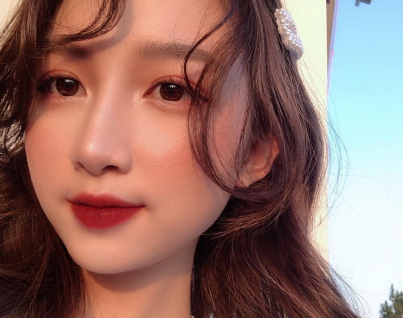 Màu son đỏ đất sẽ khiến cho cô nàng trở nên xinh đẹp, quyến rũ hơn