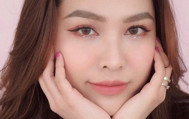 Son màu hồng đất dễ dàng che đi các khuyết điểm môi thâm tuyệt vời