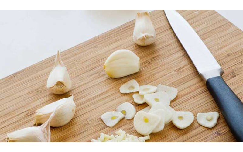 Tỏi được đánh giá là phương pháp trị mụn cơm hiệu quả