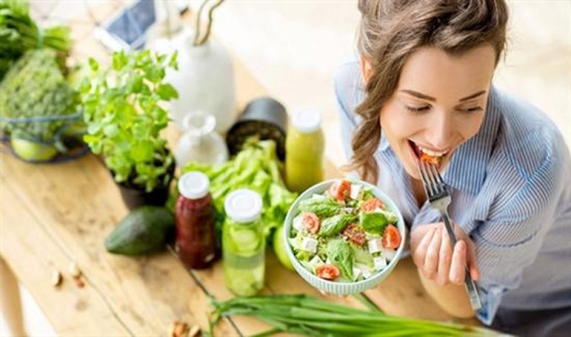 Áp dụng chế độ ăn uống điều độ, nhiều rau xanh và hạn chế đồ ăn có hại cho mũi trong thời gian hồi phục