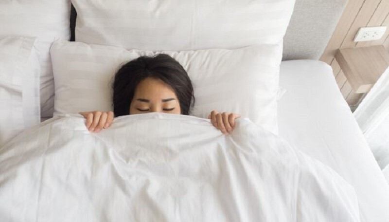 Không trùm chăn, gối lên mặt ngủ khi mới nâng mũi
