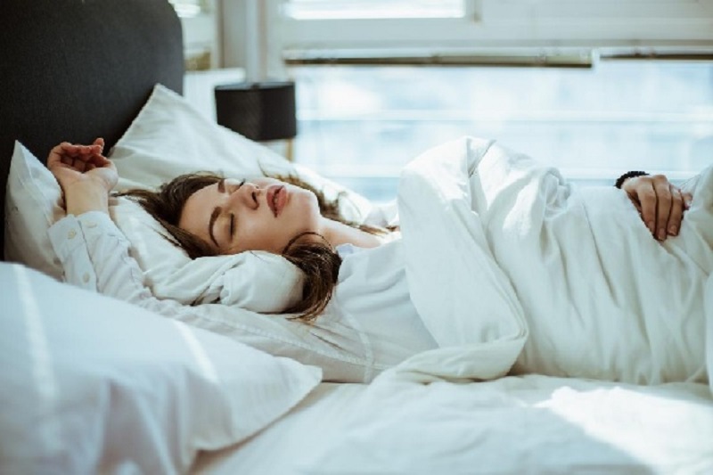 Dùng gối chèn 2 bên đầu tránh nằm nghiêng, nằm lệch khi mới nâng mũi