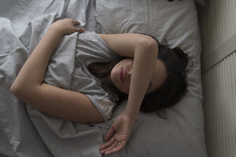 Gác tay lên mặt có thể ảnh hưởng đến vùng mũi mới phẫu thuật