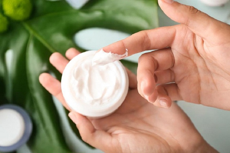 Thoa kem dưỡng ẩm vừa giảm ngứa vừa cấp ẩm hiệu quả