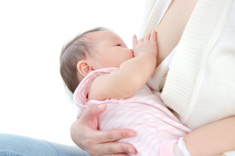 Cho con bú sai cách khiến núm vú bị ảnh hưởng, thâm sạm