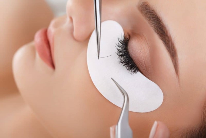 Nên thực hiện nối mi ở địa chỉ chất lượng, uy tín để tránh tình trạng lông mi thật bị rụng