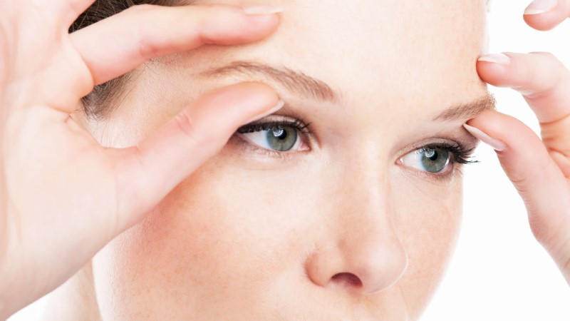 Chăm sóc mi mắt tại nhà theo đúng chỉ dẫn để hạn chế lông mi bị rụng
