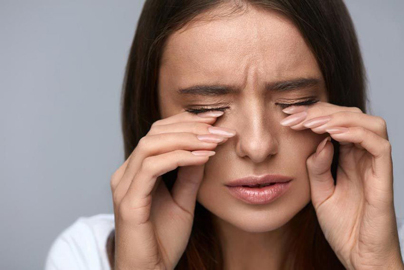 Không nên dùng tay dụi lên hàng mi, sẽ khiến chúng bị lệch