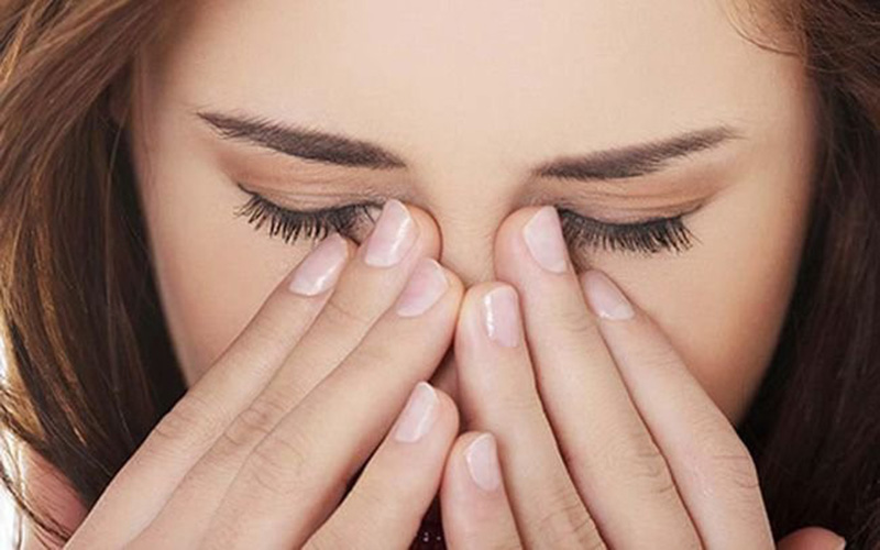 Không nên dụi mắt bởi vì như vậy sẽ làm hàng mi bị xô lệch