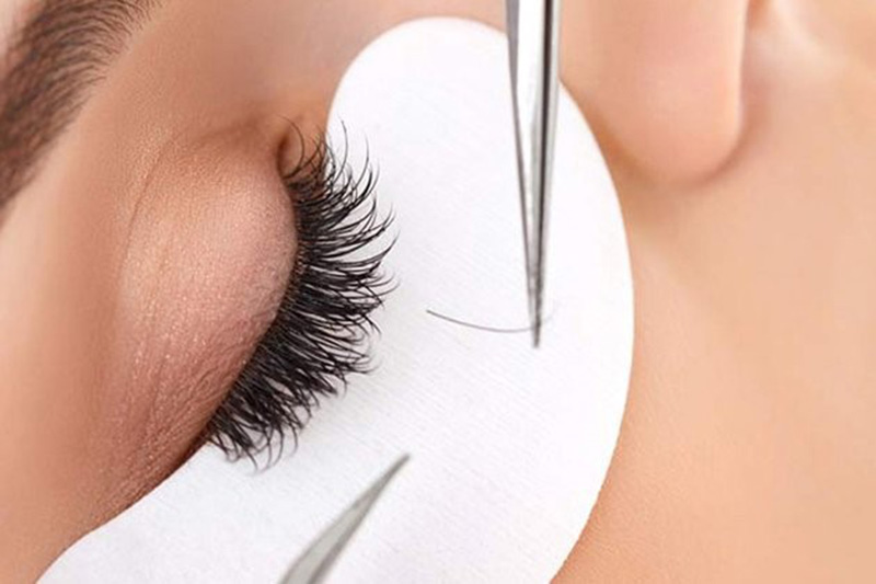 Bắt đầu thực hiện việc nối mi giả lên hàng mi thật