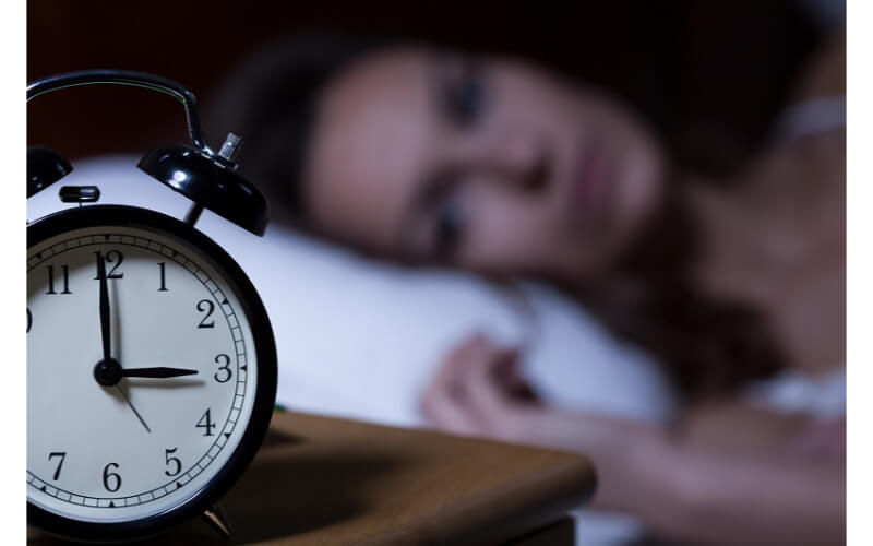 Mất ngủ cũng là dấu hiệu của tình trạng nóng trong