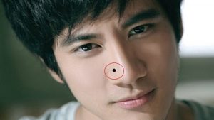 Nốt ruồi ở cánh mũi phải phụ nữ 5 Nốt ruồi ở đầu mũi