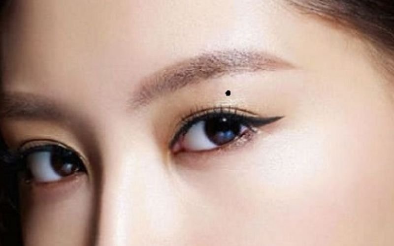 Nốt ruồi ở mí mắt trái tiết lộ nhiều điều may mắn