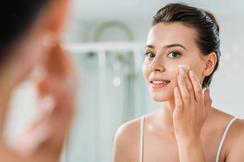 Sử dụng kem đặc trị để làm mờ nốt ruồi có kích thước nhỏ