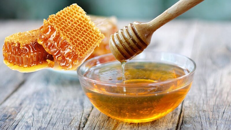 Mật ong nguyên chất và dầu thầu dầu có tác dụng tẩy nốt ruồi