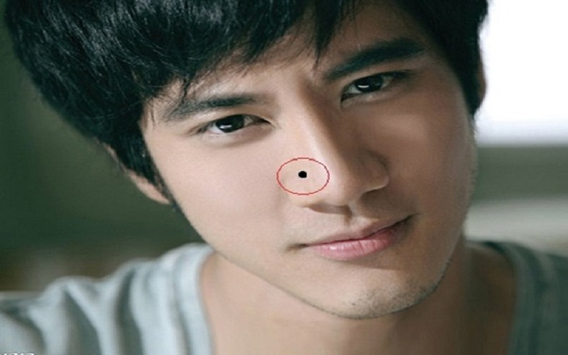 Đàn ông giàu sang thường có nốt ruồi trên mũi