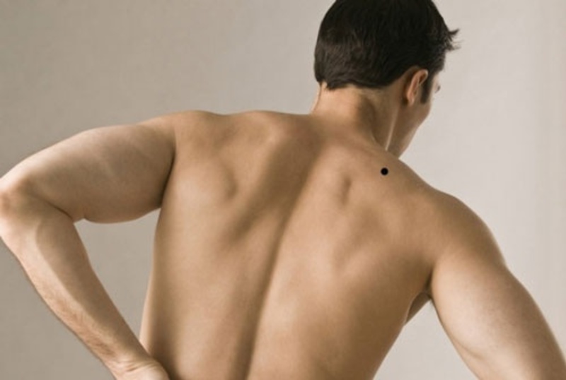 Ý nghĩa của nốt ruồi trên vai phải nam giới