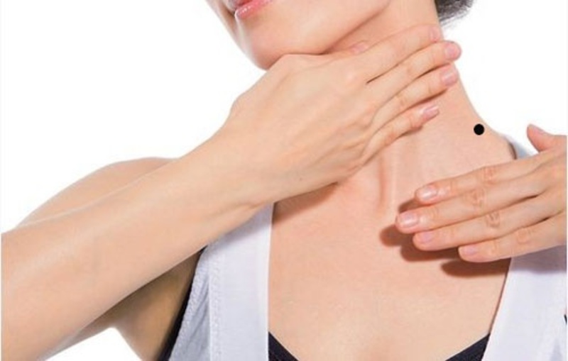 Nốt ruồi ở gần cổ và vai phải có ý nghĩa đặc biệt