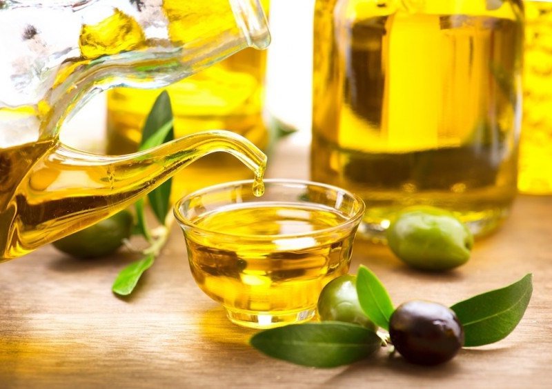 Sử dụng dầu oliu để tẩy nốt ruồi nhanh chóng