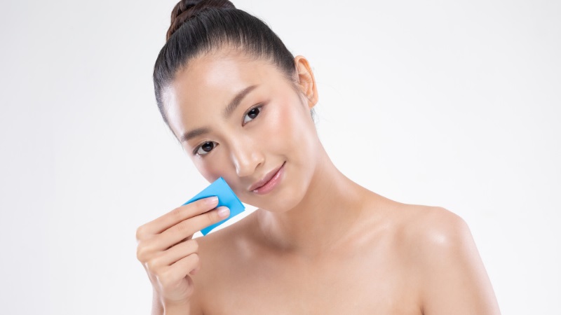 Lỗ chân lông giãn to khiến bề mặt da luôn trong tình trạng bóng nhờn