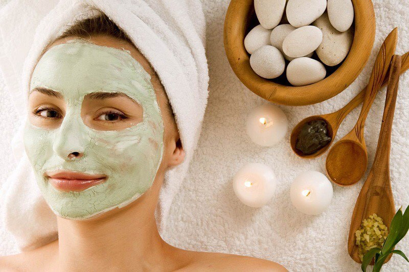 Thực hiện đắp mặt nạ tự nhiên để giúp trẻ hóa da